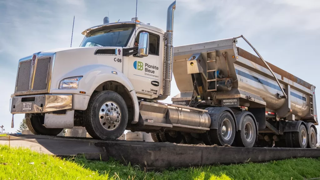 camion porte-conteneur de planète bleue environnement